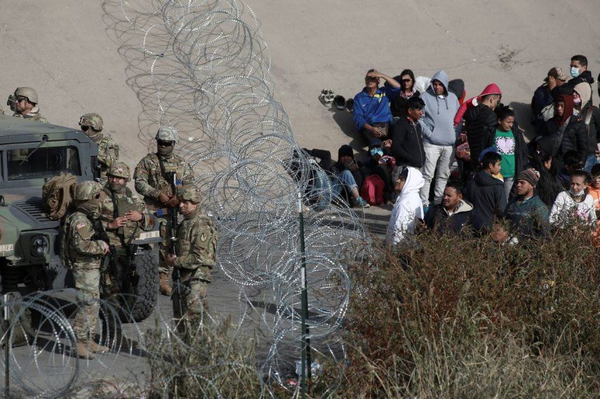 Soldados estadounidenses impiden que migrantes crucen la frontera hacia El Paso, Texas, desde Ciudad Juárez, México, el martes 20 de diciembre de 2022. 