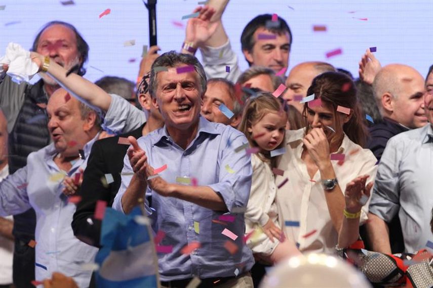 Mauricio Macri celebra el triunfo con su familia y sus seguidores (EFE)