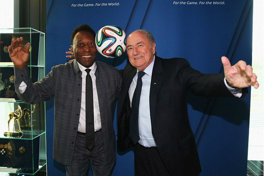 Pelé mostró satisfacción por otra reelección de Blatter frente a la FIFA. (ARCHIVO)