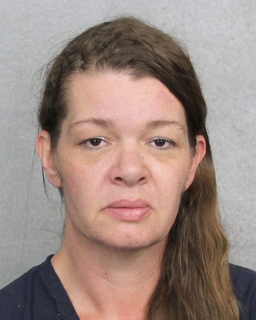 Moira Sullivan, de 46 años de edad, enfrenta varios cargos criminales, incluyendo robo de alguien de 65 años o más, la negociación de los bienes robados y fraude. (Cortesía)