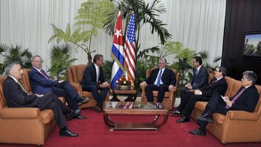 El gobernante cubano Miguel Díaz-Canel (c-d), acompañado por su canciller, Bruno Rodríguez (2d), se reúne con el senador republicano estadounidense Jeff Flake (c-i) y el expresidente de Google Eric Schmidt (2i) el 4 de junio de 2018, en La Habana.