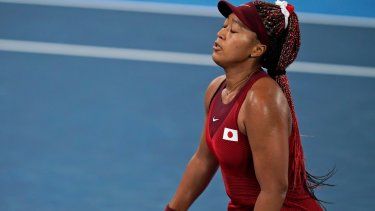 La japonesa Naomi Osaka se lamenta después de perder un punto ante la checa Marketa Vondrusova en la tercera ronda del torneo olímpico de tenis, el martes 27 de julio de 2021, en Tokio.