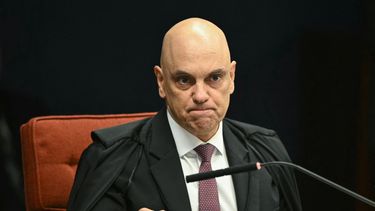 El ministro del Supremo Tribunal Federal (STF) de Brasil, Alexandre de Moraes, hace un gesto durante la sesión de votación para condenar o absolver al expresidente Jair Bolsonaro&nbsp;