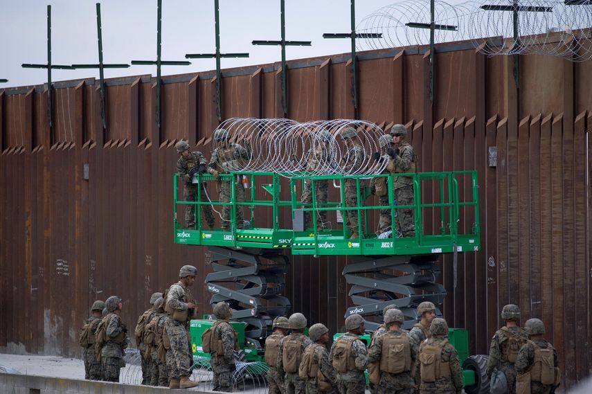 Militares colocaban concertinas en la parte superior del muro que separa México de EEUU, cerca del paso fronterizo de Otay Mesa en San Diego, California (Estados Unidos) el pasado noviembre.&nbsp;