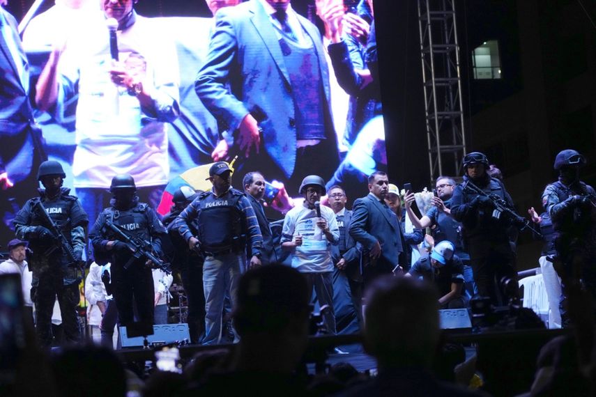 Con chaleco antibalas y casco balístico, el aspirante presidencial Christian Zurita, quien fue nombrado para reemplazar a Fernando Villavicencio, habla durante su cierre de campaña en Quito.
