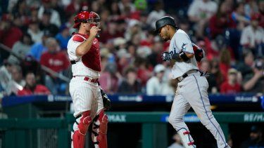 El venezolano Luis Arráez anota por los Marlins de Miami frente a J.T. Realmuto, de los Filis de Filadelfia, el martes 11 de abril de 2023&nbsp;
