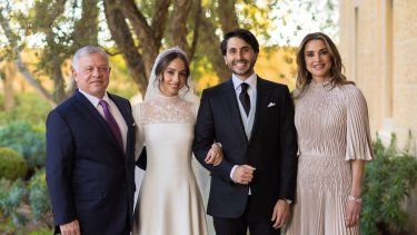 Una imagen distribuida por el Palacio Real de Jordania muestra al rey Abdullah II y la reina Rania posando para una foto durante la boda de su hija mayor, la princesa Iman, y el venezolano Jameel Alexander Thermiotis en Amman el 12 de marzo. 2023.