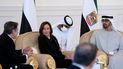 La vicepresidenta de EEUU, Kamala Harris, y el secretario de Estado, Antony Blinken, ofreciendo sus condolencias al jeque Mohamed bin Zayed al-Nahyan, presidente de los Emiratos Árabes Unidos y gobernante de Abu Dabi, en el Aeropuerto Presidencial de Abu Dhabi el 16 de mayo de 2022.