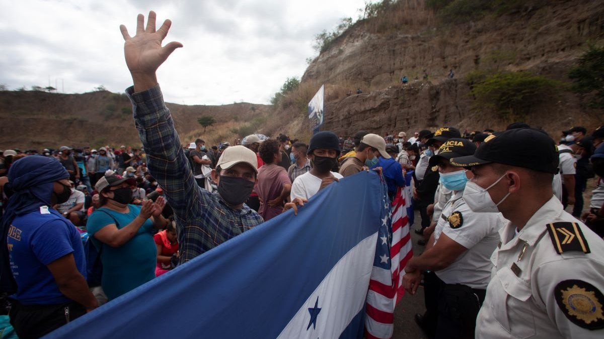 Policía de Guatemala dispersa caravana migrante y libera carretera bloqueada