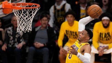 Russell Westbrook, quien jugaba con los Lakers de Los Ángeles, se dispone a volcar el balón en la primera mitad del juego de baloncesto en contra del Thunder de Oklahoma City, el martes 7 de febrero de 2023, en Los Ángeles. Westbrook firmó con los Clippers de Los Ángeles después de no ser reclamado por ningún equipo el miércoles 22 de febrero de 2023.&nbsp;