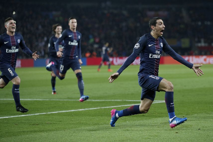 Di María celebra uno de los dos goles que anotó contra el Barcelona en el juego de ida de los octavos de final de la Liga de Campeones