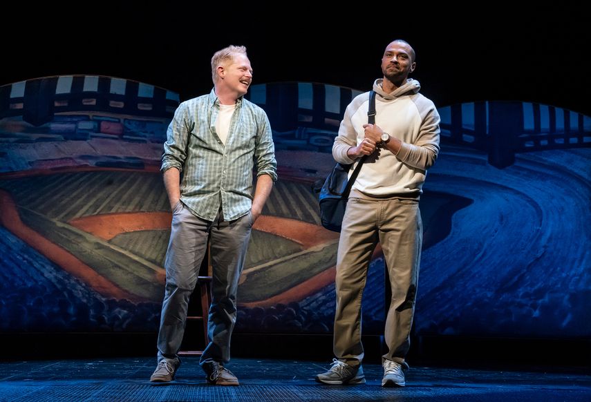 En esta imagen proporcionada por Polk & Co. Jesse Tyler Ferguson, izquierda, y Jesse Williams durante una función de la reposición de la obra de Broadway con temática de béisbol Take Me Out, en Nueva York.