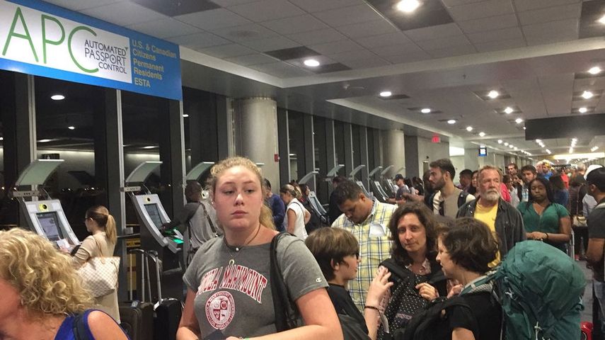 Largas filas&nbsp;&nbsp;ante las m&aacute;quinas del sistema automatizado de Inmigraci&oacute;n en aeropuerto de Miami.&nbsp;