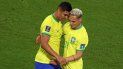 El mediocampista brasileño, Casemiro, celebra con su compañero Vinicius Junior después de anotar el primer gol de su selección en el duelo contra Suiza en el Mundial de Catar.