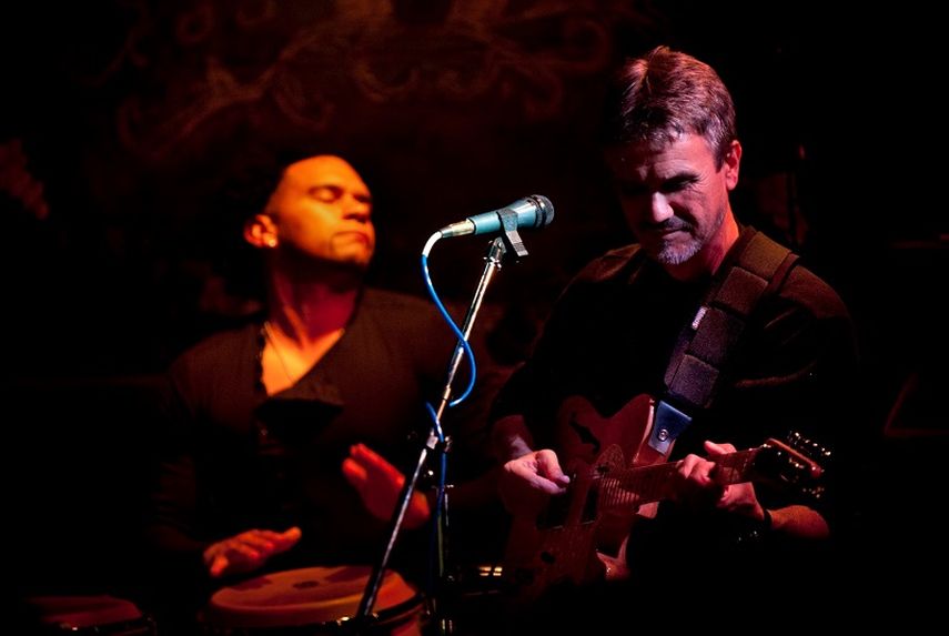 Integrantes del grupo Oriente interpretan su música durante una de sus presentaciones. (CORTESÍA)