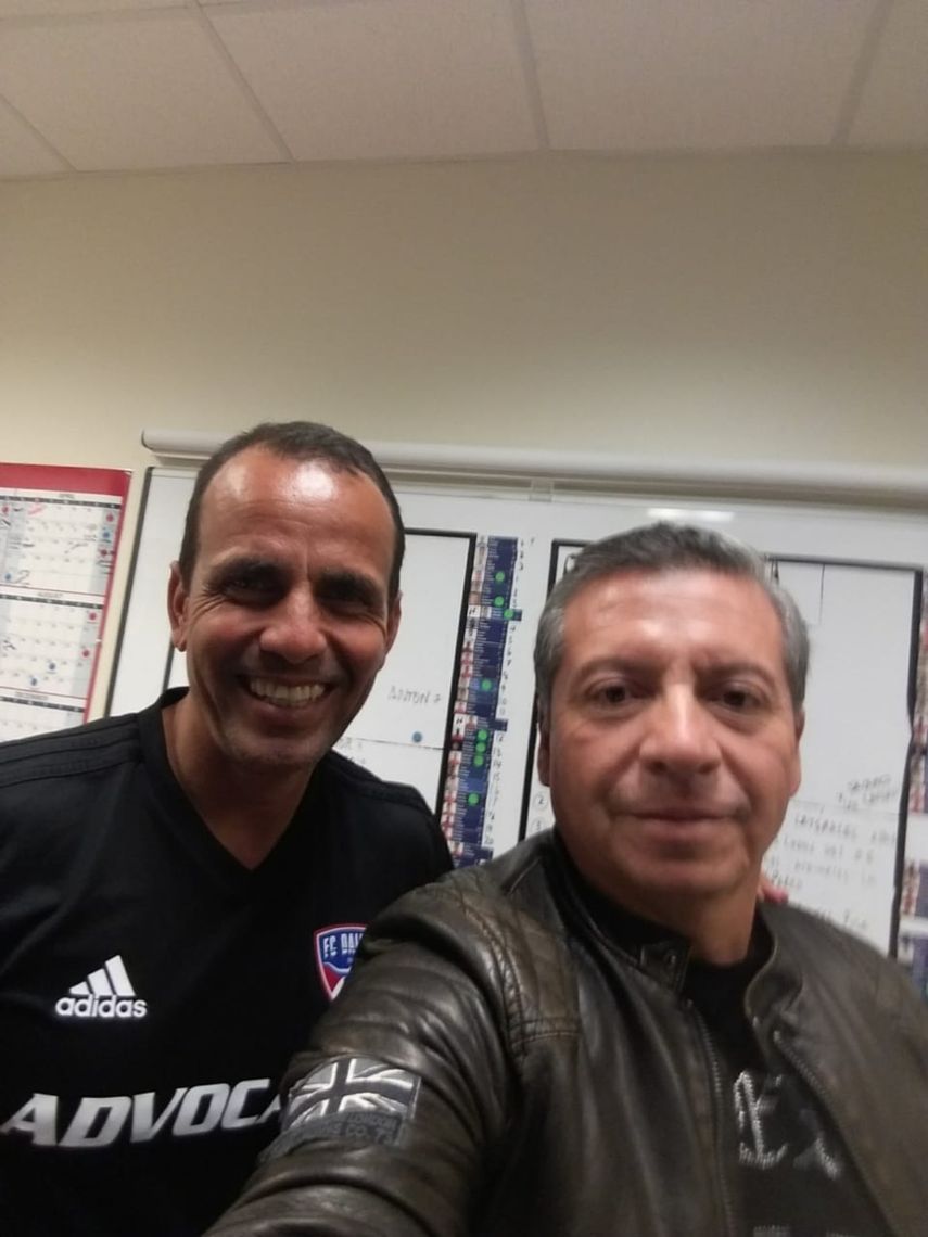 El entrenador del Orlando City, Oscar Pareja (izq.), y el empresario chileno Rolando Inostroza