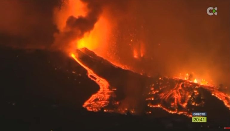 Vista parcial de la erupción volcánica de Cumbre Vieja, en La Palma, Islas Canarias, España, domingo 19 de septiembre de 2021. 