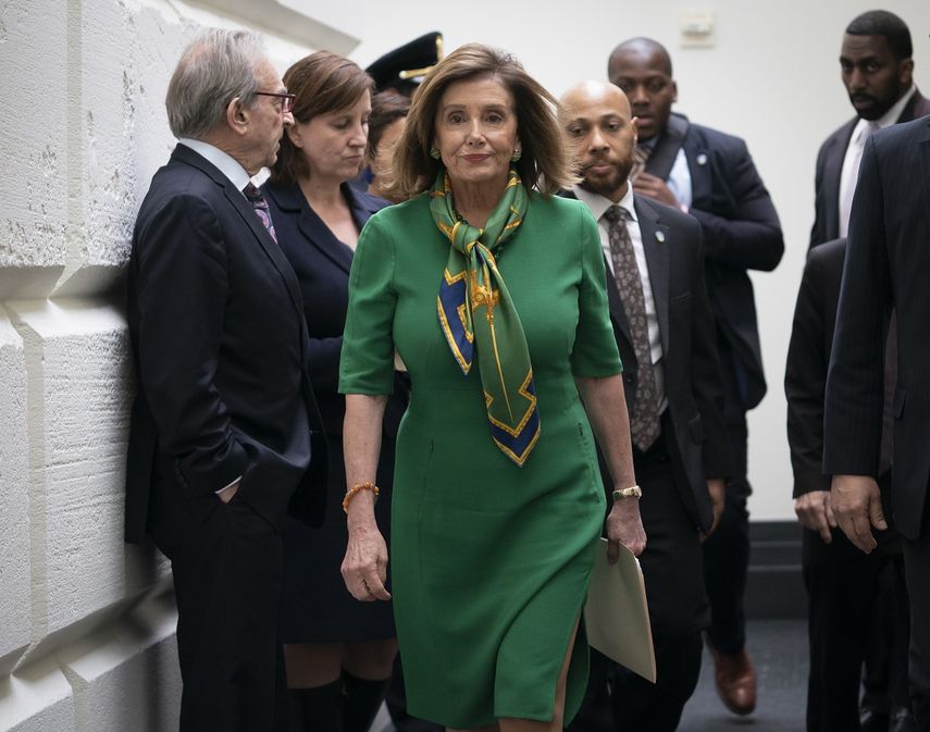 La presidenta de la C&aacute;mara de Representantes, Nancy Pelosi, sale de una reuni&oacute;n a puertas cerradas con el bloque dem&oacute;crata en el Congreso, Washington, martes 14 de enero de 2020.&nbsp;