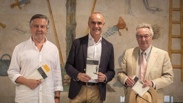 El escritor Felipe Benítez Reyes junto a Antonio Muñoz.