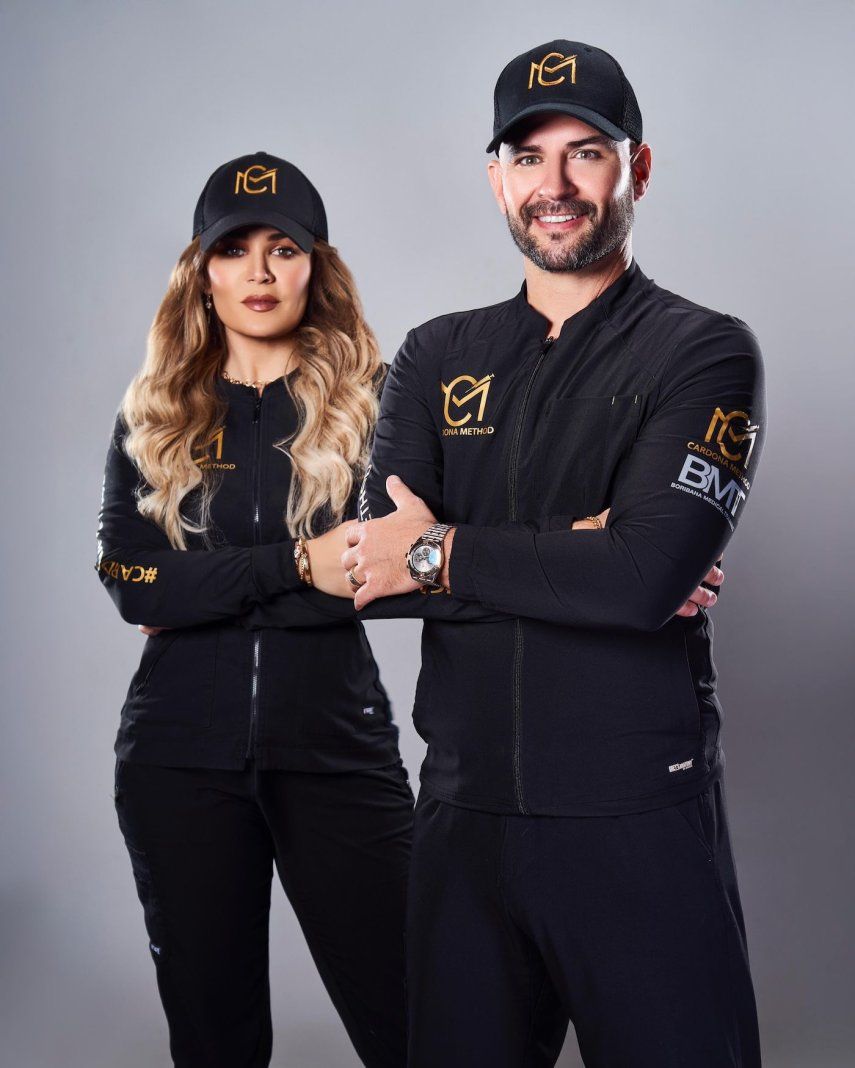 La coach de belleza Doreen Gutiérrez y el Dr. Eduardo Cardona.