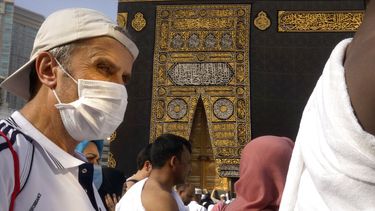 Un n&uacute;mero relativamente bajo de musulmanes utiliza mascarilla para protegerse del coronavirus, mientras rezan alrededor de la Kaaba, el edificio c&uacute;bico de la Gran Mezquita, en la ciudad santa musulmana de La Meca, Arabia Saud&iacute;, el 5 de marzo de 2020.