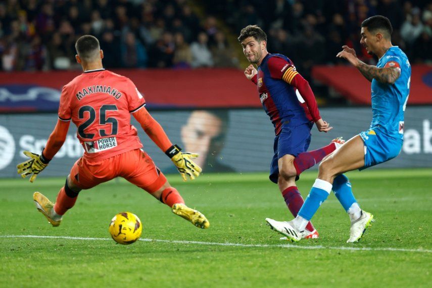 Sergi Roberto (centro), del Barcelona, anota el tercer gol de su equipo durante el partido de fútbol de la Liga de España entre Barcelona y Almería en el estadio Olímpico Lluis Companys, el miércoles 20 de diciembre de 2023.