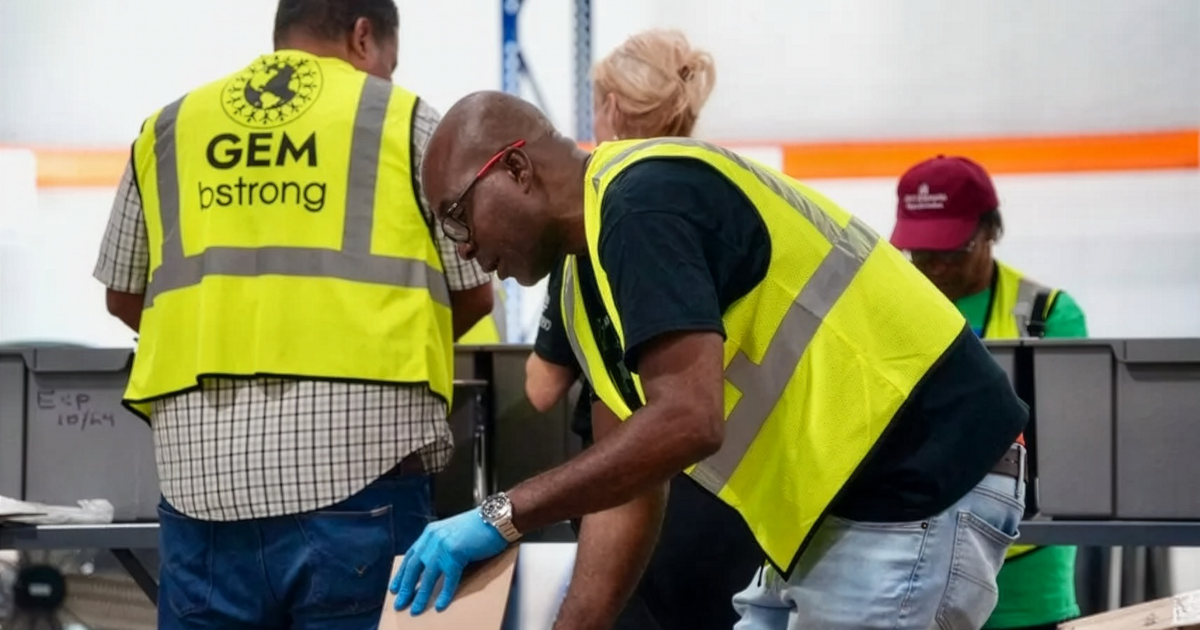 Sur de Florida se convierte en centro de acopio masivo para el Caribe ante furia del huracán Melissa