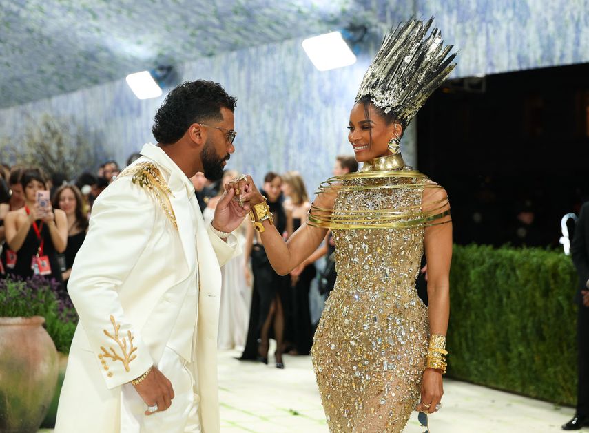 Russell Wilson y la cantante estadounidense Ciara llegan a la Gala Met 2026, que celebra el Arte del Vestuario, en el Museo Metropolitano de Arte de Nueva York, el 4 de mayo de 2026.