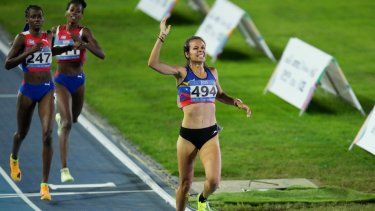 De Venezuela, Joselyn Brea festeja tras conquistar los 1.500 metros en los Juegos Centroamericanos y del Caribe, el jueves 6 de julio de 2023&nbsp;