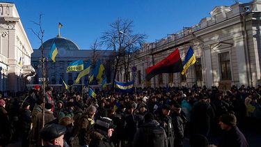 Manifestantes se aglomeran frente al Parlamento en Kiev, Ucrania. (Foto AP/Ivan Sekretarev)