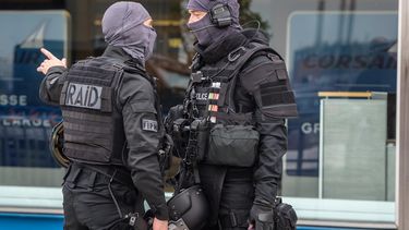 Miembros de las fuerzas antiterroristas francesas (RAID) en las inmediaciones del aeropuerto de Orly, este 18 de marzo, donde un hombre intentó arrebatar el arma a una militar y resultó abatido.&nbsp;
