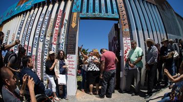 Besos, sonrisas, lágrimas, intercambio de palabras y toma de fotografías pudieron verse a través de la gran puerta de acero en la esquina suroeste de los Estados Unidos.