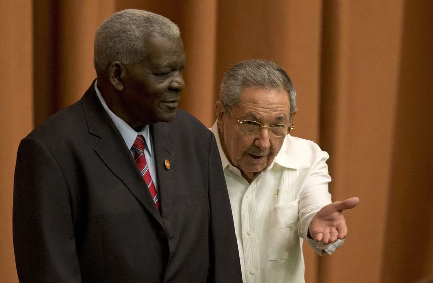 Esteban Lazo presidente de la Asamblea Nacional de Cuba, y el general Ra&uacute;l Castro.