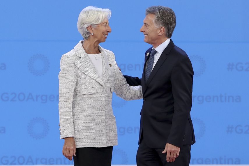 En esta foto de archivo, el presidente de Argentina, Mauricio Macri, a la derecha, da la bienvenida a la directora gerente del Fondo Monetario Internacional, Christine Lagarde, al comienzo de la cumbre del G20 en Buenos Aires, Argentina. Los expertos coinciden en que el segundo intento fallido en dos d&eacute;cadas para promover reformas duraderas en Argentina podr&iacute;a deteriorar a&uacute;n m&aacute;s la reputaci&oacute;n del FMI.