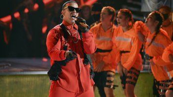 Daddy Yankee canta en la ceremonia de los Latin American Music Awards en el Teatro Dolby en Los Angeles.