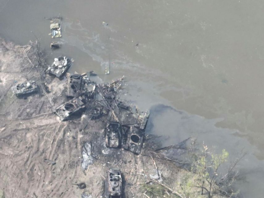En esta fotografía, proporcionada por las fuerzas armadas de Ucrania el jueves 12 de mayo de 2022, puede apreciarse un puente de pontones en ruinas con docenas de vehículos blindados rusos destruidos o dañados en las dos márgenes del río Síverskyi Donets, luego de que el puente fue volado, en el este de Ucrania.