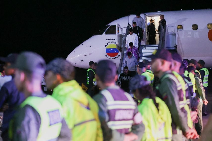Arriban a Caracas los primeros migrantes venezolanos deportados de EEUU