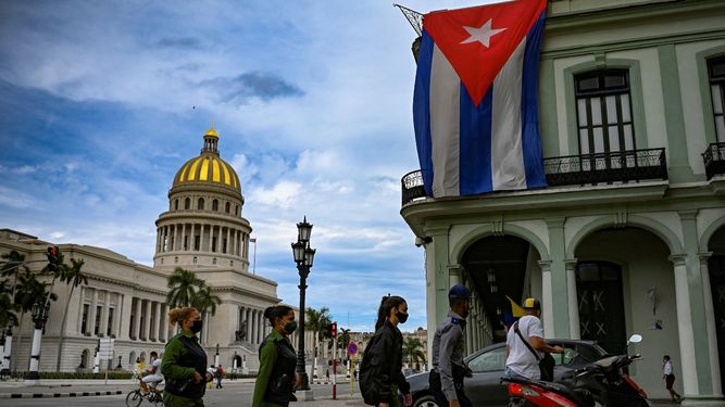 Policías caminan cerca del Capitolio de La Habana, Cuba.&nbsp;