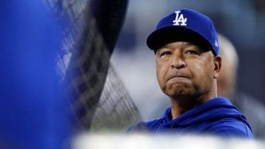 El mánager Dave Roberts, de los Dodgers de Los Ángeles, observa durante la práctica de bateo antes del primer juego de la Serie Mundial contra los Azulejos de Toronto en el Rogers Center el 24 de octubre de 2025 en Toronto, Ontario.&nbsp;