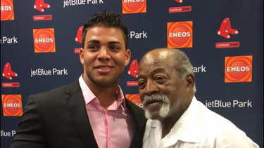 Luis Tiant fue parte vital para lograr la firma de Yoan Moncada. (TWITTER)