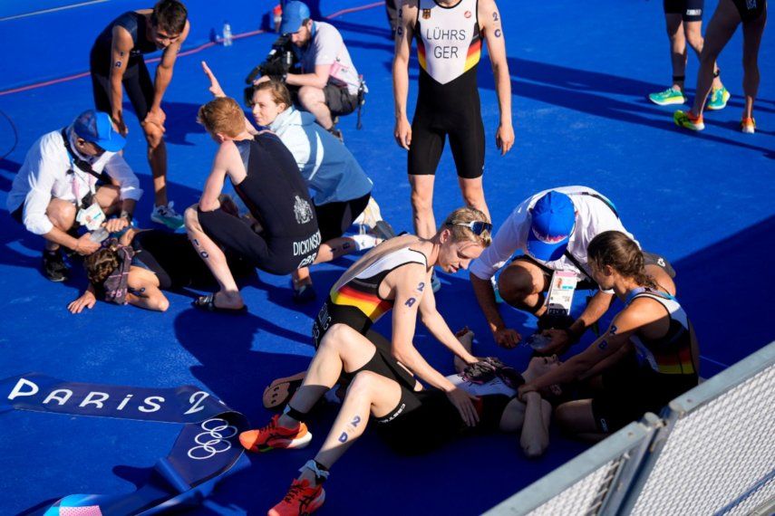 Los alemanes Tim Hellwig (2A), Lisa Tertsch (2B) y Laura Lindemann (2D) celebran tras ganar el triatlón mixto de los Juegos Olímpicos de París, el lunes 5 de agosto de 2024.&nbsp;