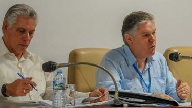 El designado gobernante Miguel Díaz-Canel y Alejandro Gil Fernández, titular de Economía.