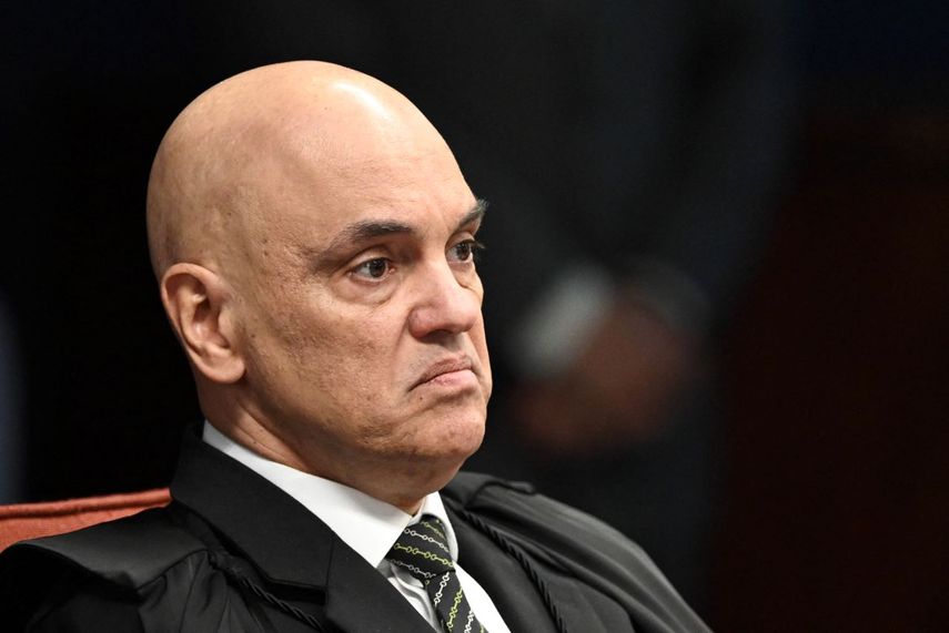 El juez del Supremo Tribunal Federal (STF) de Brasil, Alexandre de Moraes, hace un gesto despectivo durante la sesión de votación para condenar o absolver al expresidente Jair Bolsonaro (2019-2022) en un juicio por supuesto golpe de Estado el 10 de septiembre de 2025. Moraes es señalado de instrumentalizar la justicia como arma represiva.&nbsp;