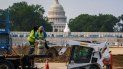 Trabajadores arreglan un parque cerca del Capitolio en Washington. Trabajadores arreglan un parque cerca del Capitolio en Washington.