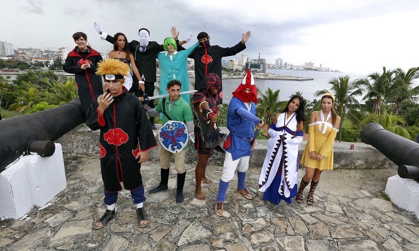 Jóvenes cubanos se disfrazan con los trajes de sus personajes de los animes japoneses este 9 de septiembre del 2018, en La Habana, Cuba.