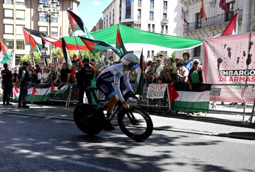 Manifestantes pro-Palestina en los alrededores de la Vuelta a España, el 11 de septiembre de 2025.