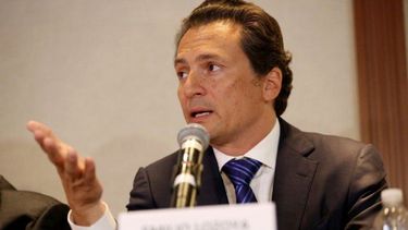 En esta fotografía de archivo del 17 de agosto de 2017, Emilio Lozoya, exjefe de la petrolera estatal mexicana Pemex, da una conferencia de prensa en la Ciudad de México.&nbsp;