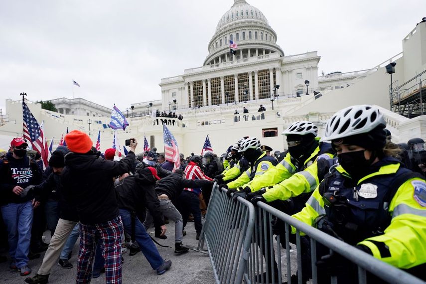 Simpatizantes de Trump tratan de pasar a través de una barrera de policías, el miércoles 6 de enero de 2021, en Washington.