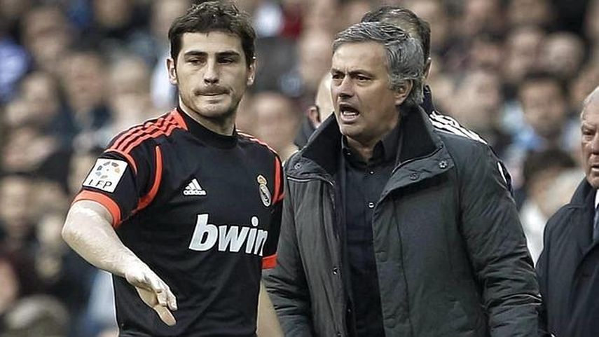 Casillas recibiendo instrucciones de Mourinho cuando este dirigía al Real Madrid (EFE)