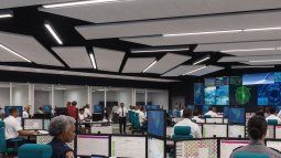 En el centro comparten espacio diferentes agencias . En el centro comparten espacio diferentes agencias .